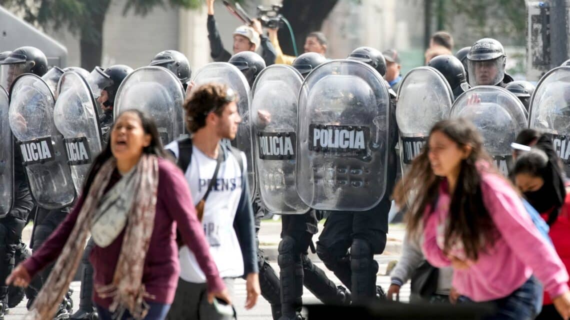 Police crack down on leftist anti-Milei protests in Argentina Police crack down on leftist anti-Milei protests in Argentina