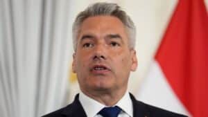 Conservative Austrian chancellor to stay in coalition with left-wing Greens Conservative Austrian chancellor to stay in coalition with left-wing Greens