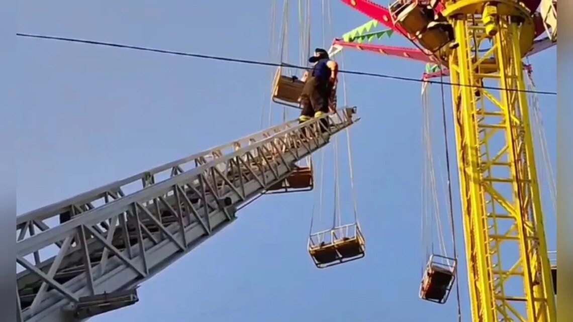 Russian Amusement Park Ride Malfunctions, Trapping A Dozen People 50 Feet In The Air
