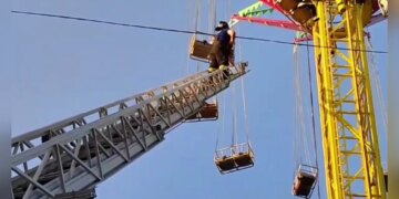 Russian Amusement Park Ride Malfunctions, Trapping A Dozen People 50 Feet In The Air