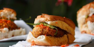 The 11 Best Street Food Places In Mumbai | Vada Pav Or Bun Maska?