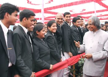 Why Role Models Matter: 6 Reasons, and How to Choose the Right One Dr A.P.J. Abdul Kalam interacting with students in Jodhpur, 2004