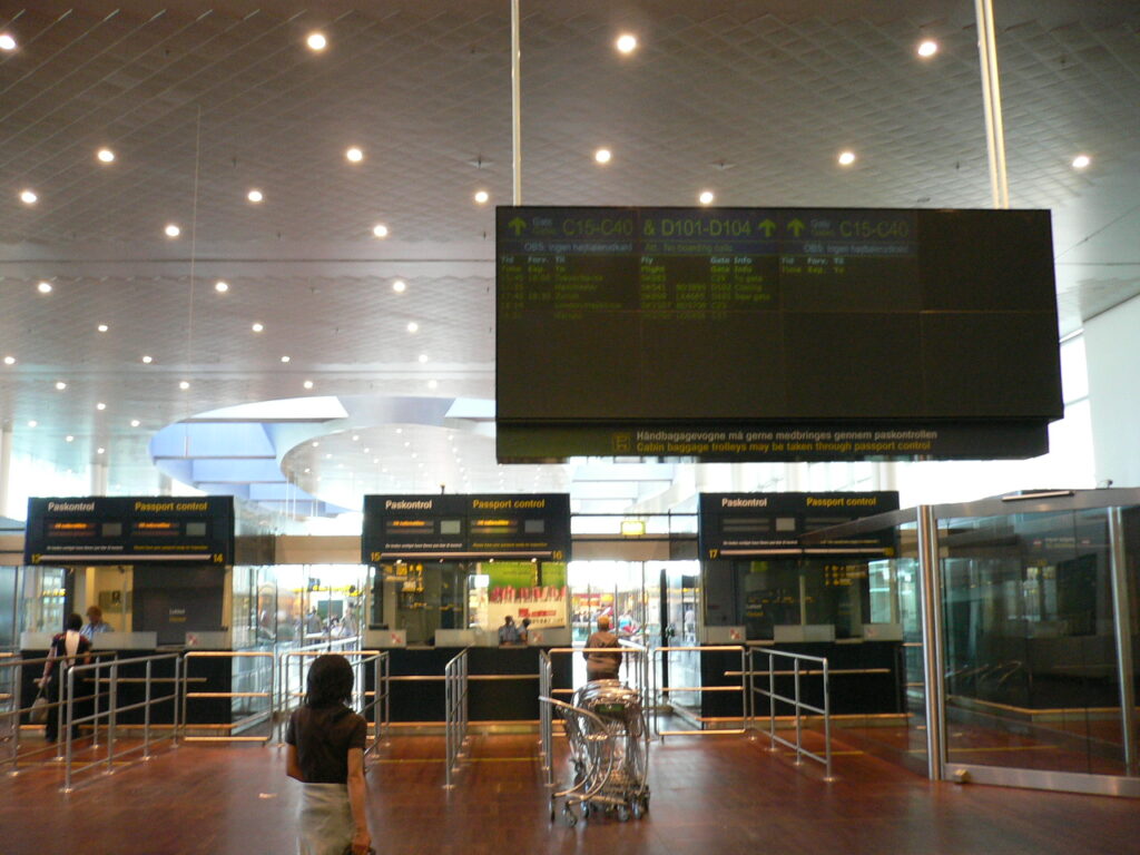 EU Entry Exit System Explained: EES Rules, Dates and ETIAS Passport control queue at a European airport with self-service border kiosks