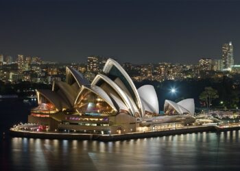 Clock face with the Sydney skyline in the background marking daylight saving in Australia