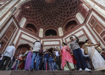8 Jobs for People Who Love to Travel Tourists at the Taj Mahal, Agra