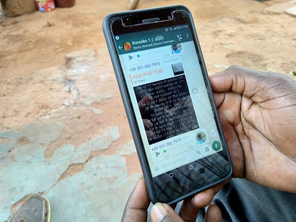 Smartphone showing a messaging app, used to compare WhatsApp, Telegram and Signal privacy